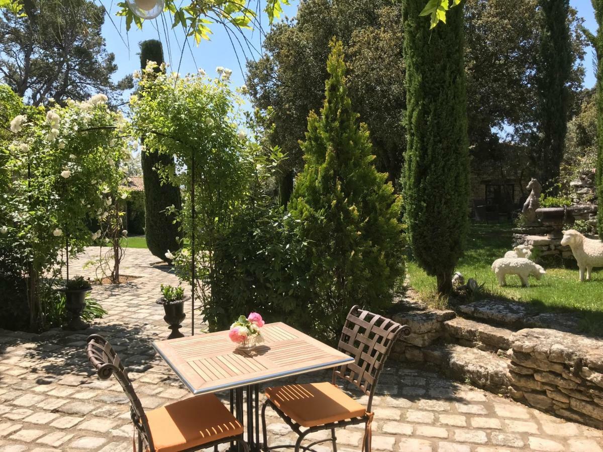 Zimmer mit Kingsize-Bett und Gartenblick.